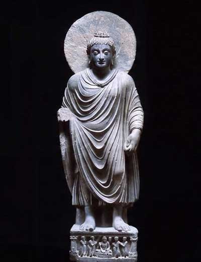 estátua de Buda com vestes de cerimónia