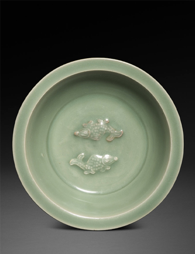Prato verde de cerâmica celadon, com dois peixes dispostos artisticamente sobre ele