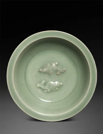 Prato de cerâmica celadon verde, com dois peixes em relevo ao centro